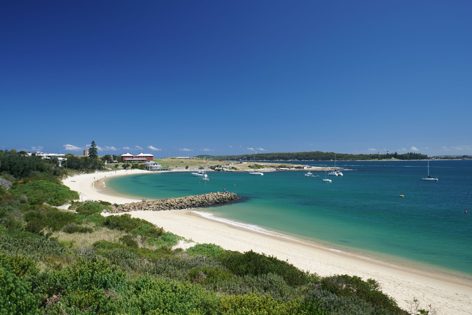 Φωτογραφία του Frenchmans Bay Beach με φωτεινή άμμος επιφάνεια