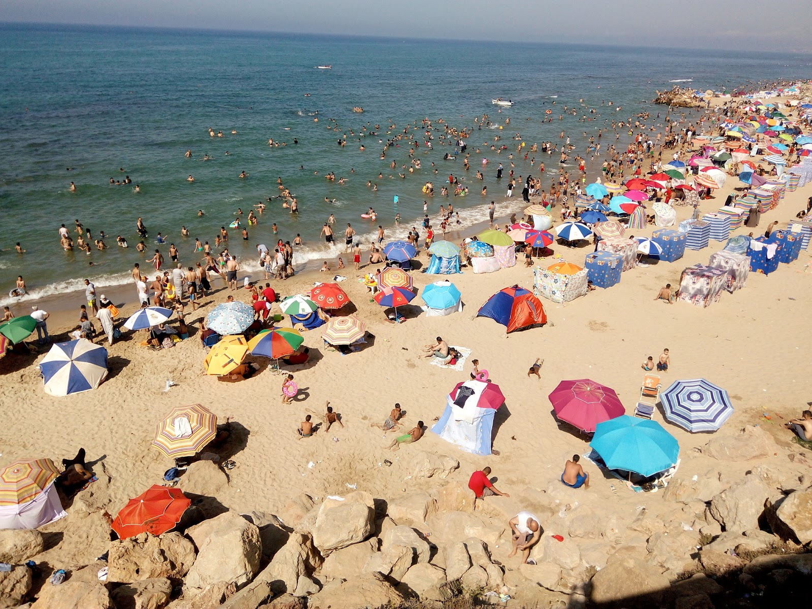 Foto von Plage du Figuier von Klippen umgeben