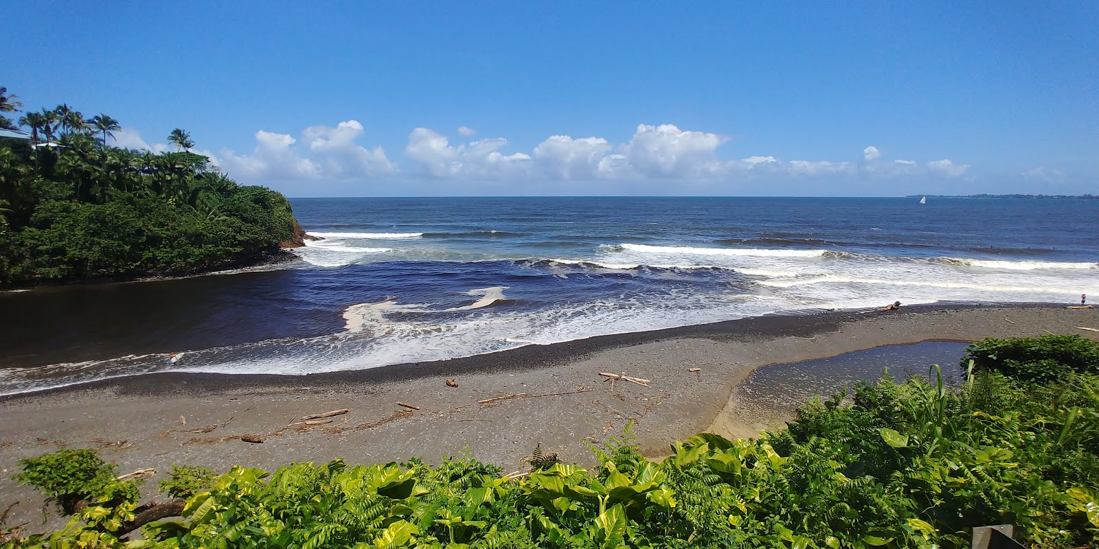 Photo of Honoli'i Beach with very clean level of cleanliness