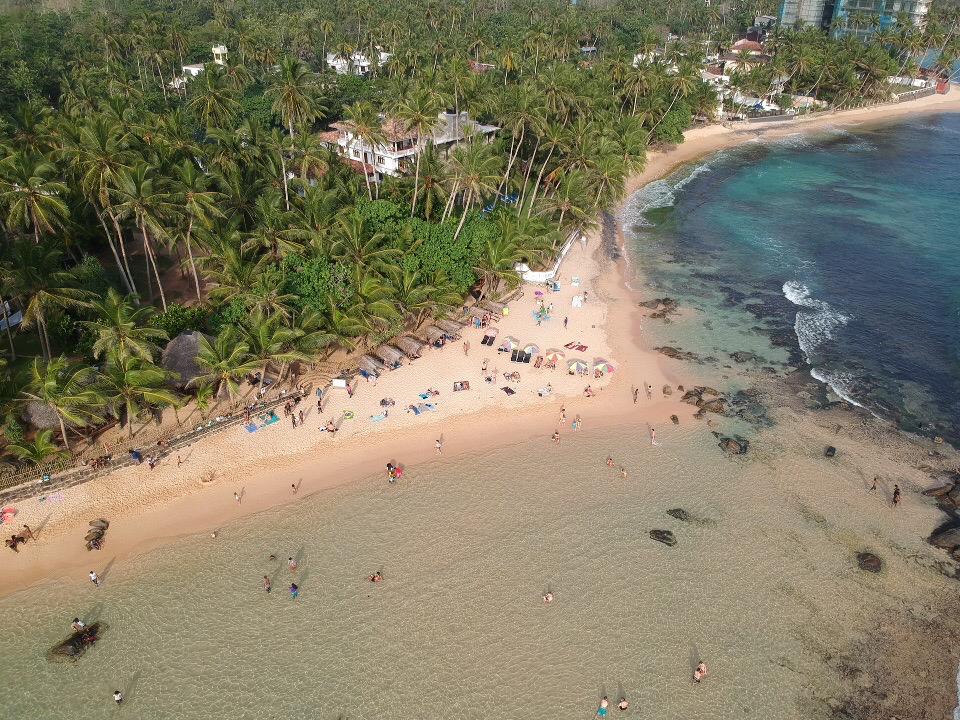 Foto von Dalawella Beach mit geräumiger strand
