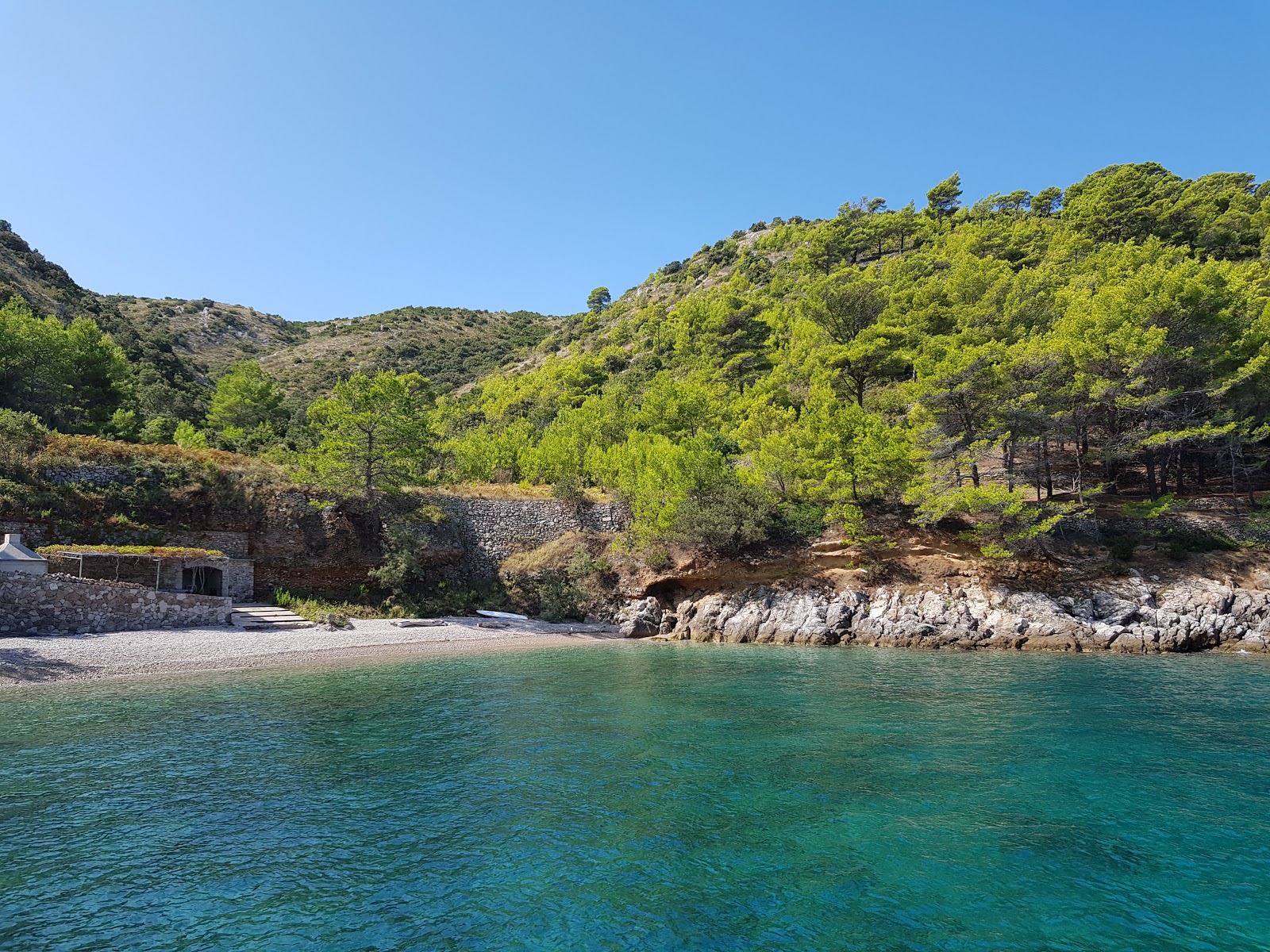 Didina beach'in fotoğrafı küçük koy ile birlikte