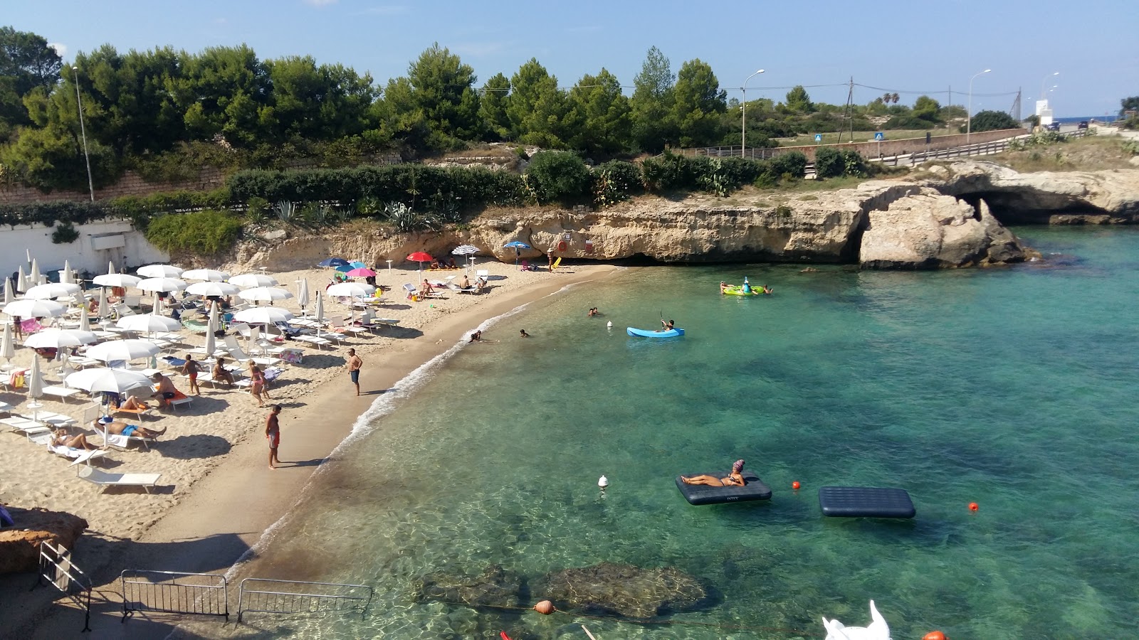 Foto von Porto Giardino Beach mit beiger sand Oberfläche