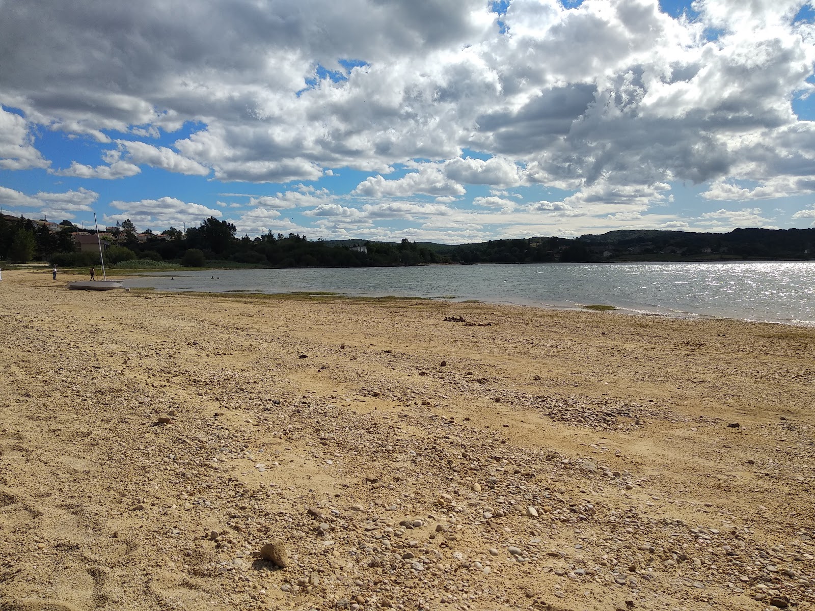 Fotografie cu Playa Embalse del Ebro cu o suprafață de apa pură turcoaz