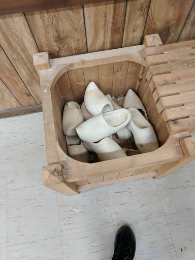 Pottery Store «De Klomp Wooden Shoe & Delftware Factory», reviews and photos, 12755 Quincy St, Holland, MI 49424, USA