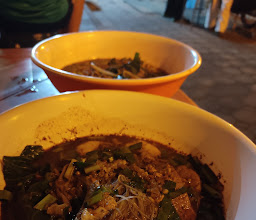 ร้านก๋วยเตี๋ยวน้ำตก โต๊ะเล็ก photo