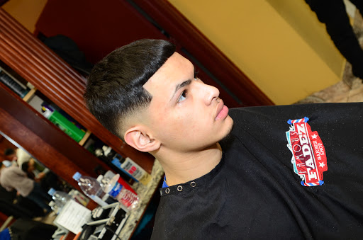 Barber Shop «Famous Fadez Schaumburg», reviews and photos, 853 E Algonquin Rd, Schaumburg, IL 60173, USA