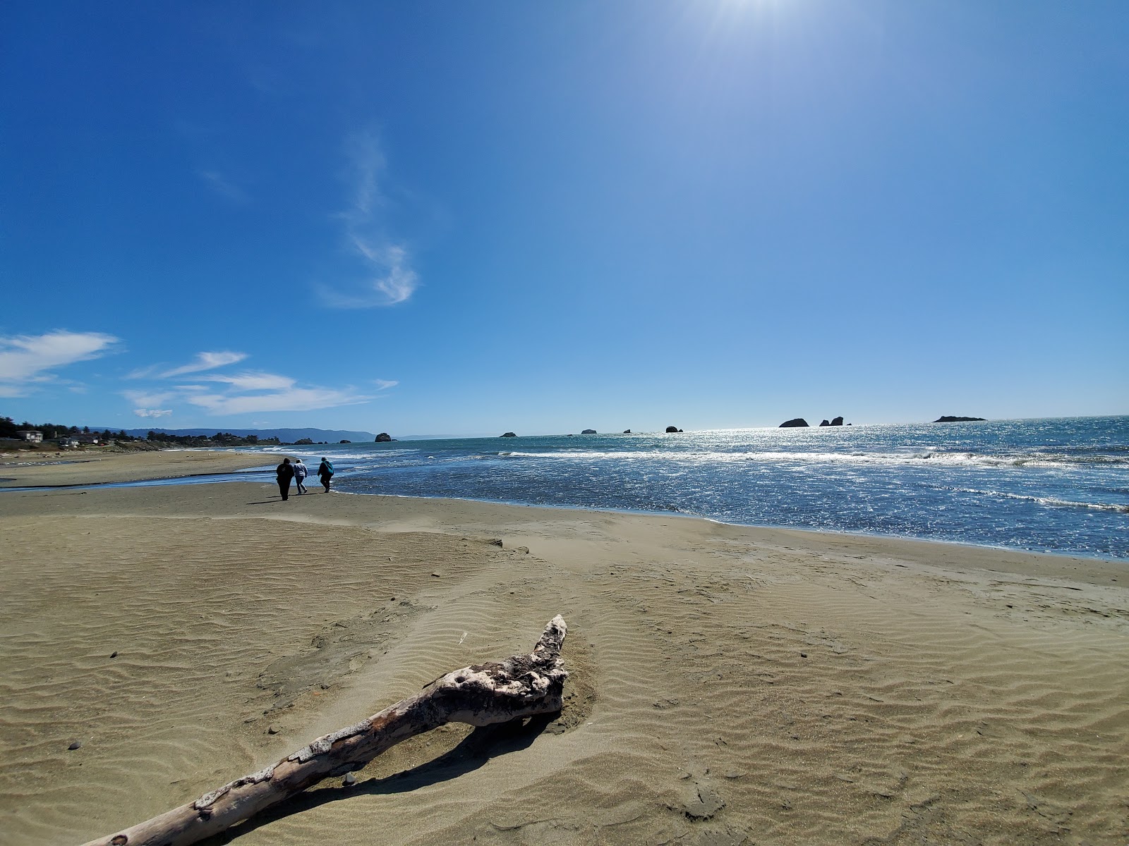 Foto di Pebble Beach con una superficie del sabbia beige e ciottoli