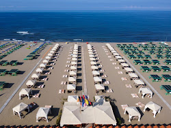 Foto von Spiaggia del Tonfano von Klippen umgeben