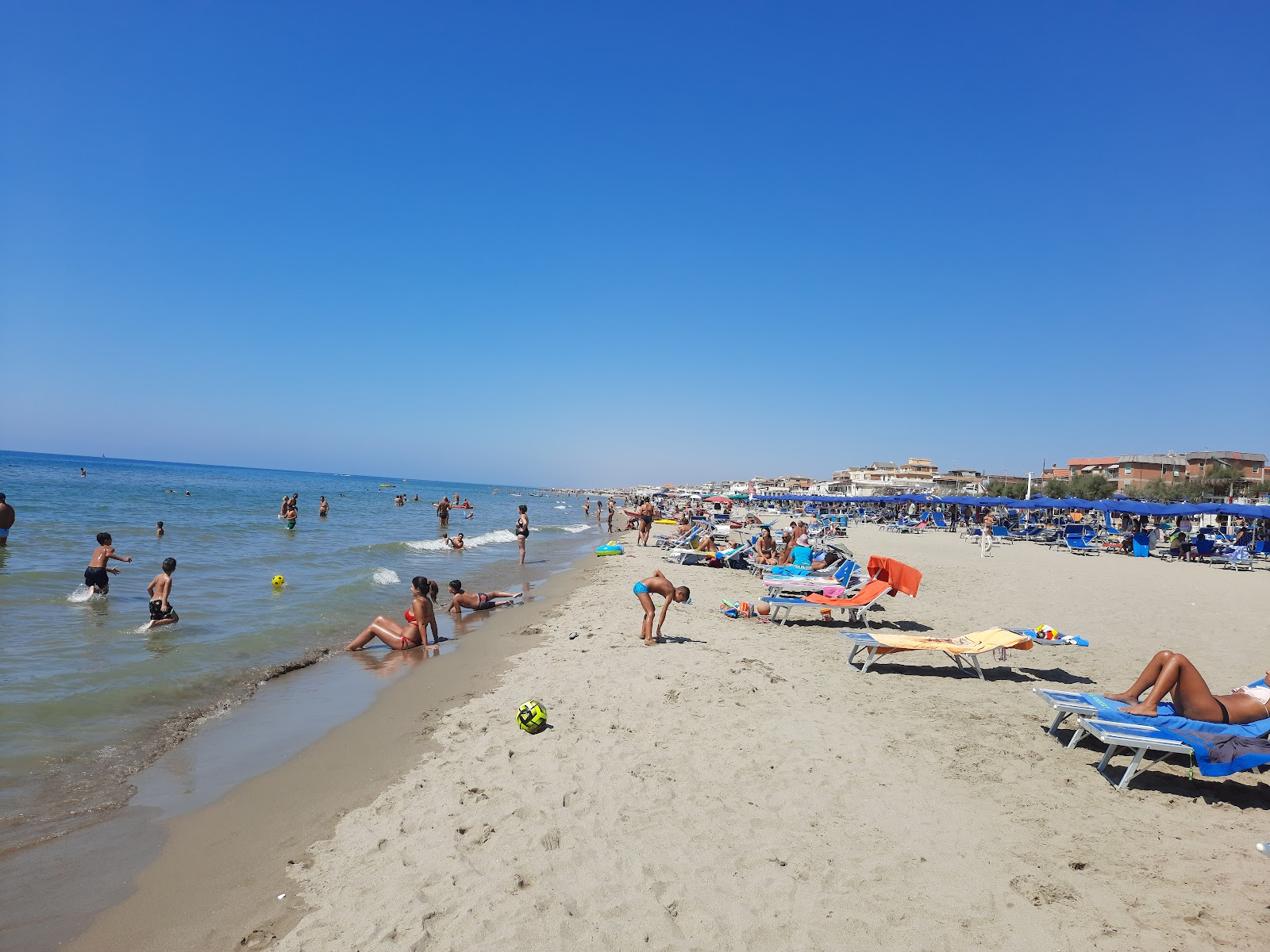 Fotografija Spiaggia di Torvaianica z prostorna obala