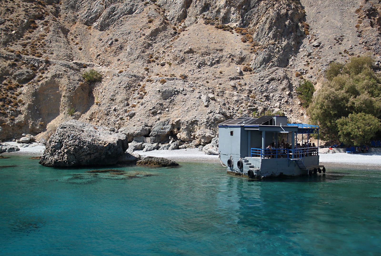 Photo de Glyka Nera beach entouré de montagnes