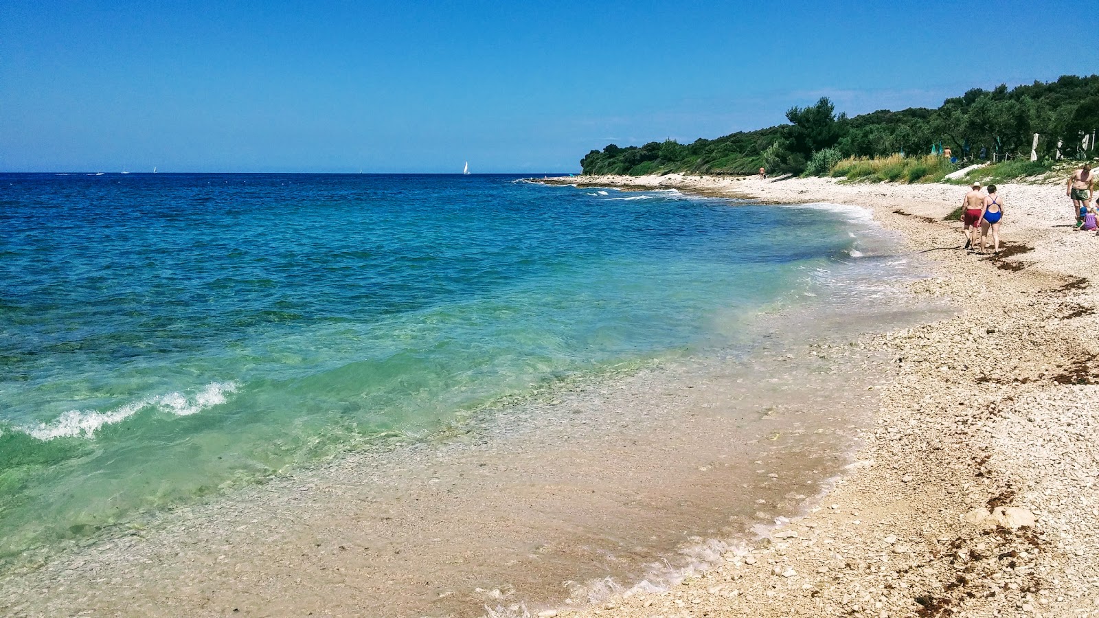 Foto von Castelan beach mit beiger kiesel Oberfläche