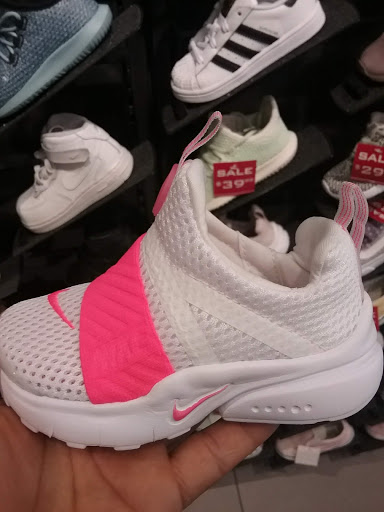 Clothing Store «Express», reviews and photos, 3101 Steinway St, Astoria, NY 11103, USA