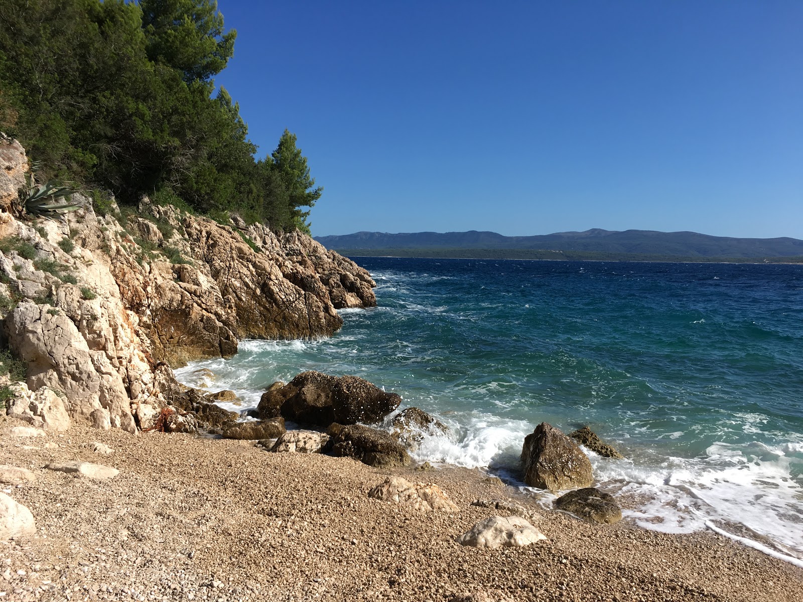 Slatina beach'in fotoğrafı uçurumlarla desteklenmiş