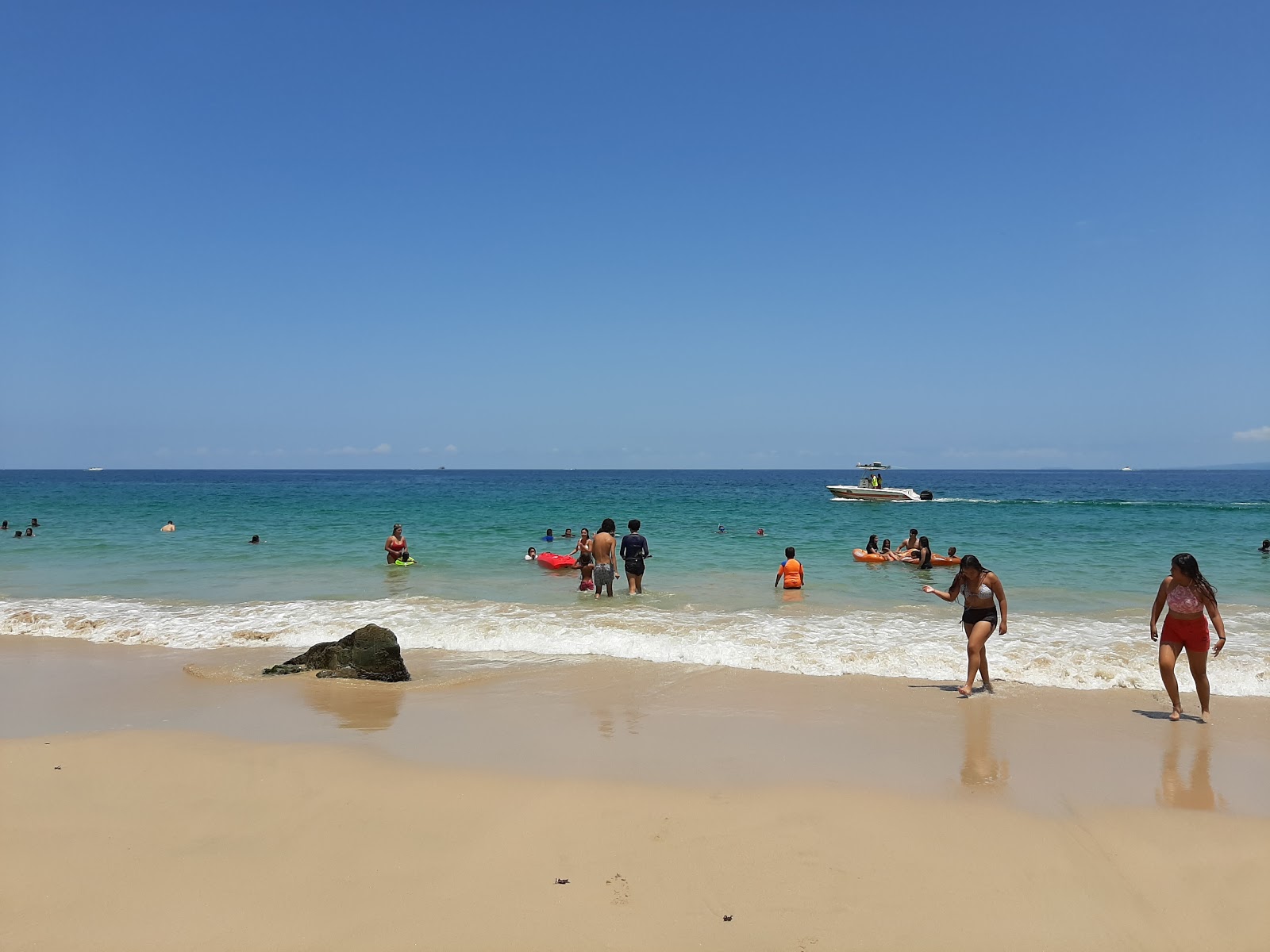 Foto di Palmares beach con una superficie del acqua cristallina