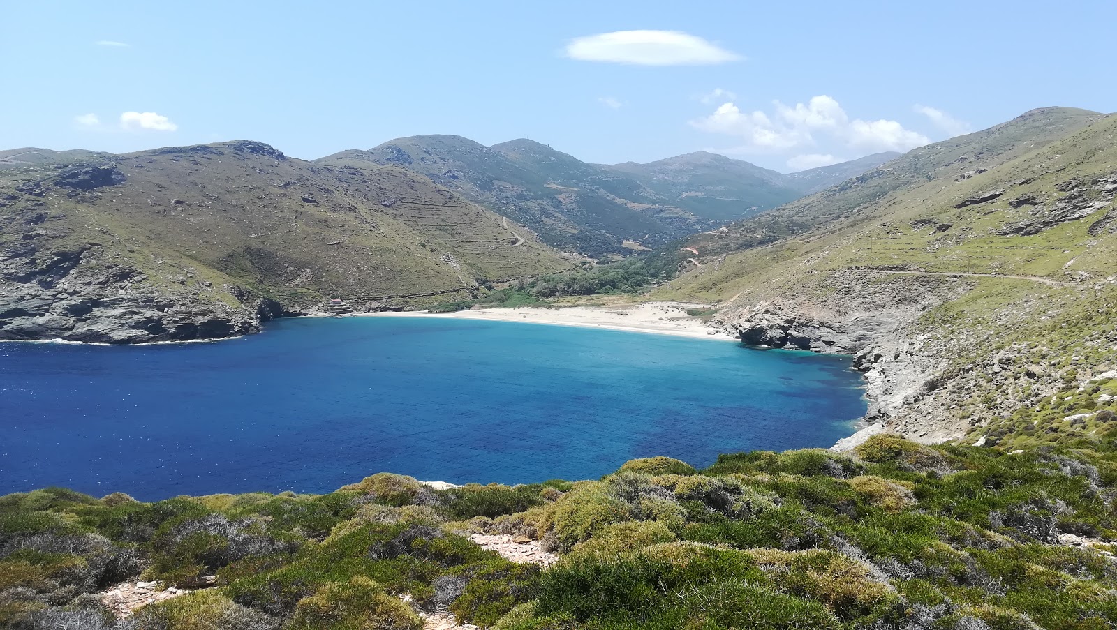 Fotografie cu Achla beach cu o suprafață de pietricele beige mici