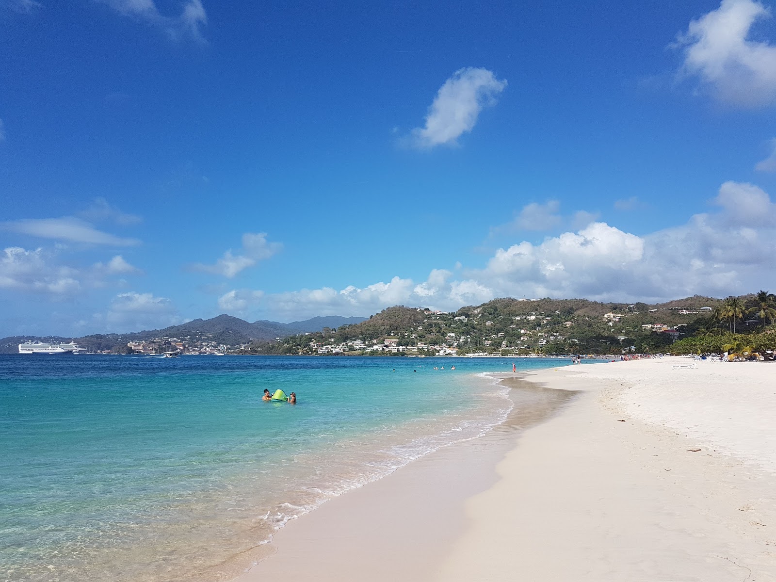 Foto von Grand Anse beach mit feiner beiger sand Oberfläche