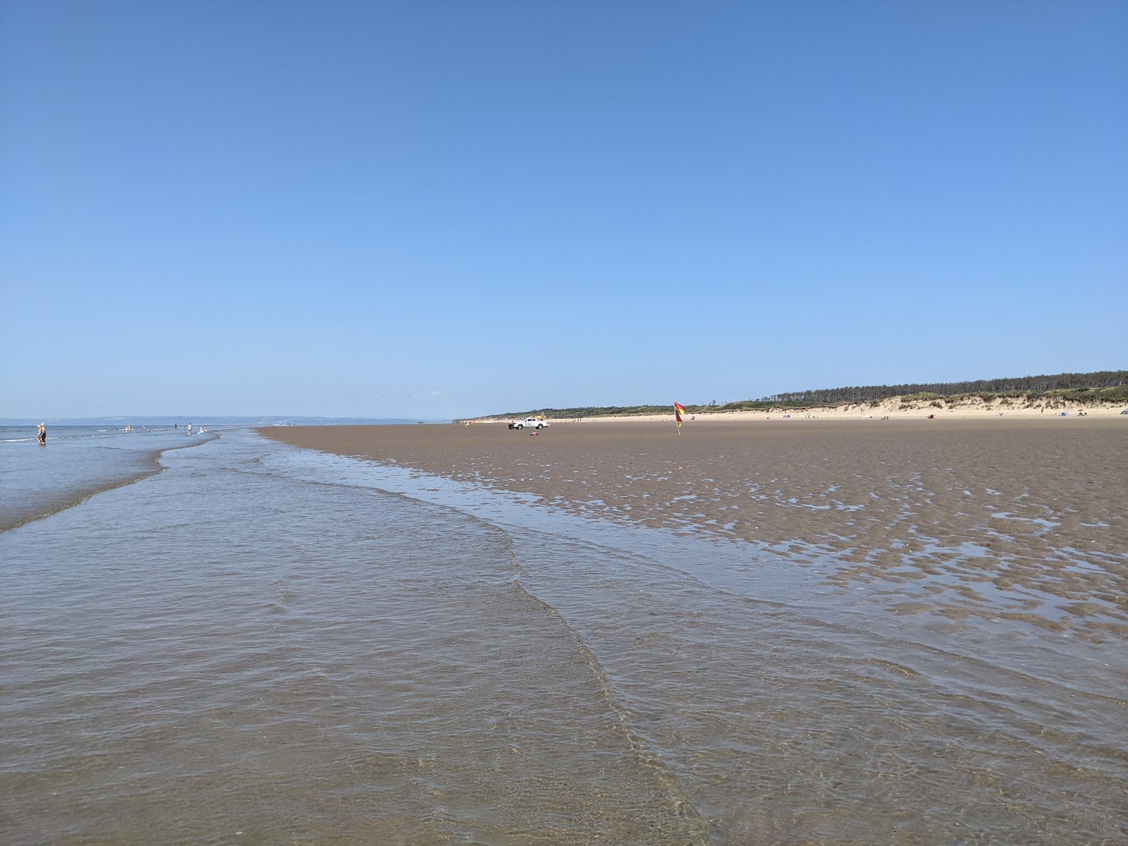 Foto di Spiaggia di Pembrey con una superficie del sabbia luminosa