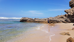 Foto von Sorrento Ocean Beach von Klippen umgeben