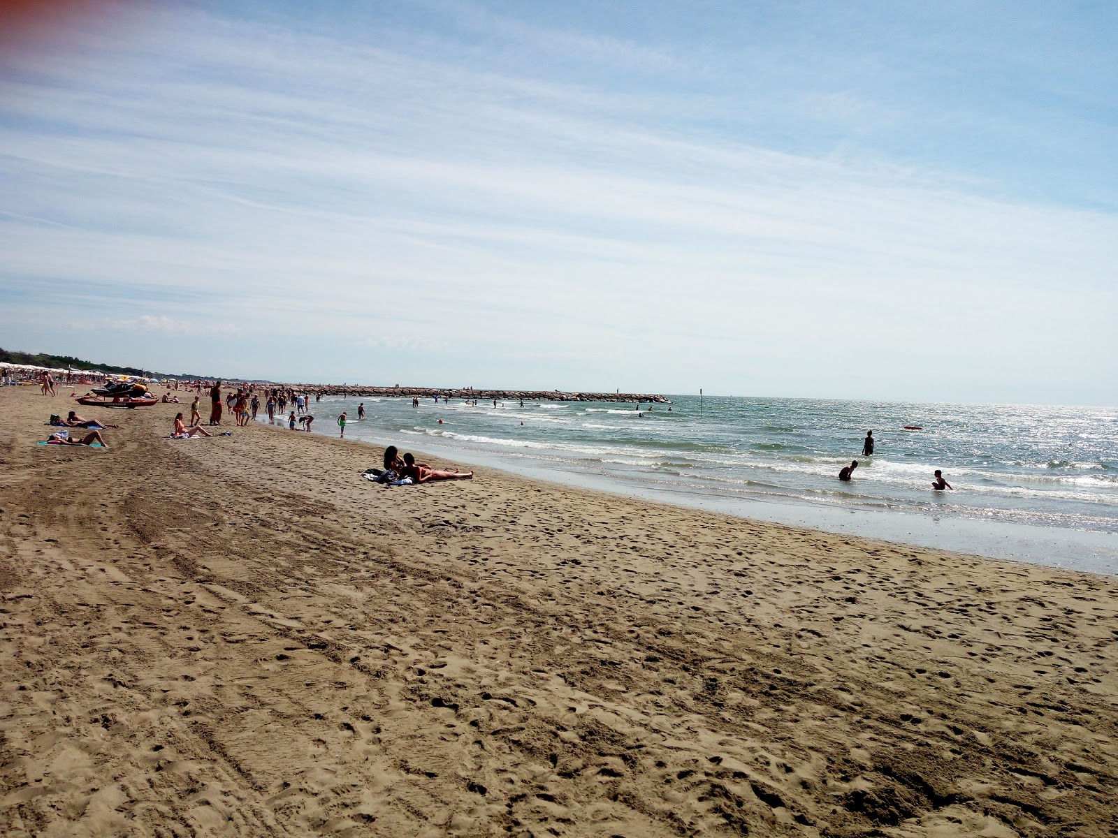Spiaggia di Eraclea Mare'in fotoğrafı - rahatlamayı sevenler arasında popüler bir yer