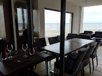 Atmosphère du Restaurant méditerranéen Brasserie La Plage - Au bord de l'étang - Vue sur Sète à Mèze - n°13