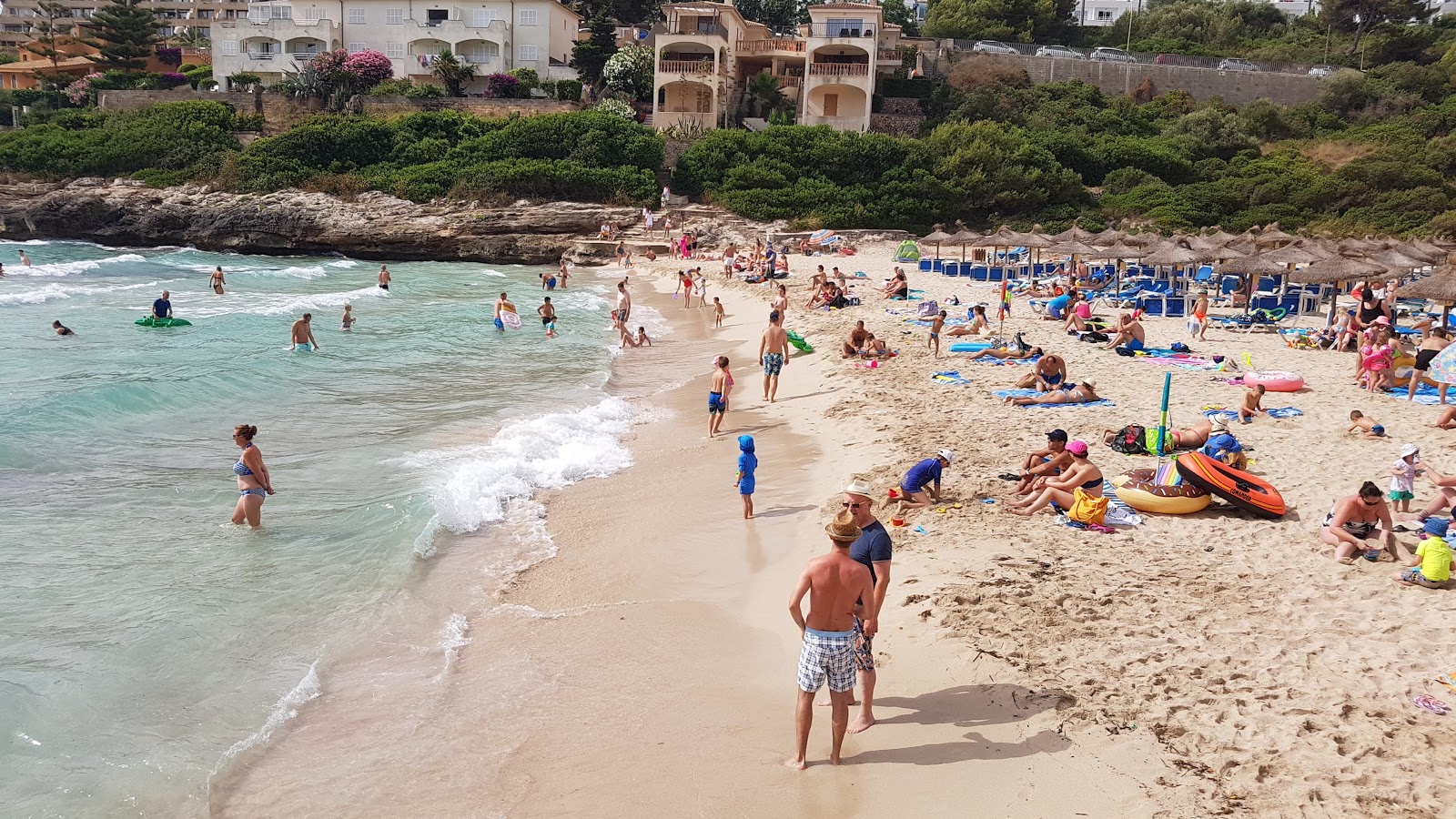 Cala Mandia Plajı'in fotoğrafı ve yerleşim