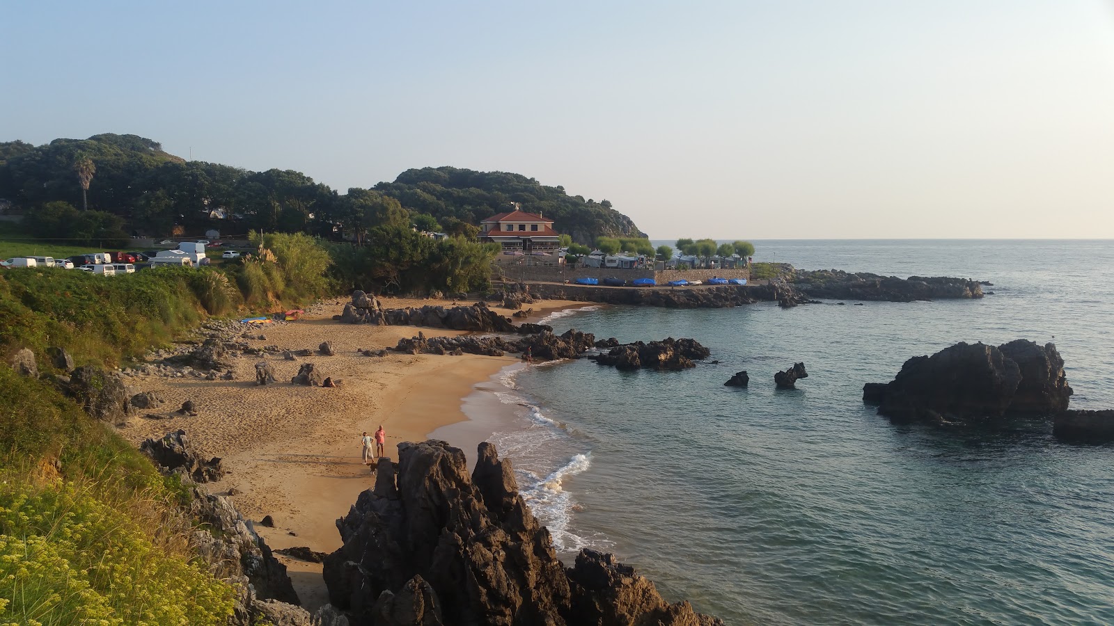 Foto de Quejo Beach con arena beige superficie