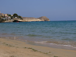 Foto di Playa Mar Rabiosa circondato da montagne