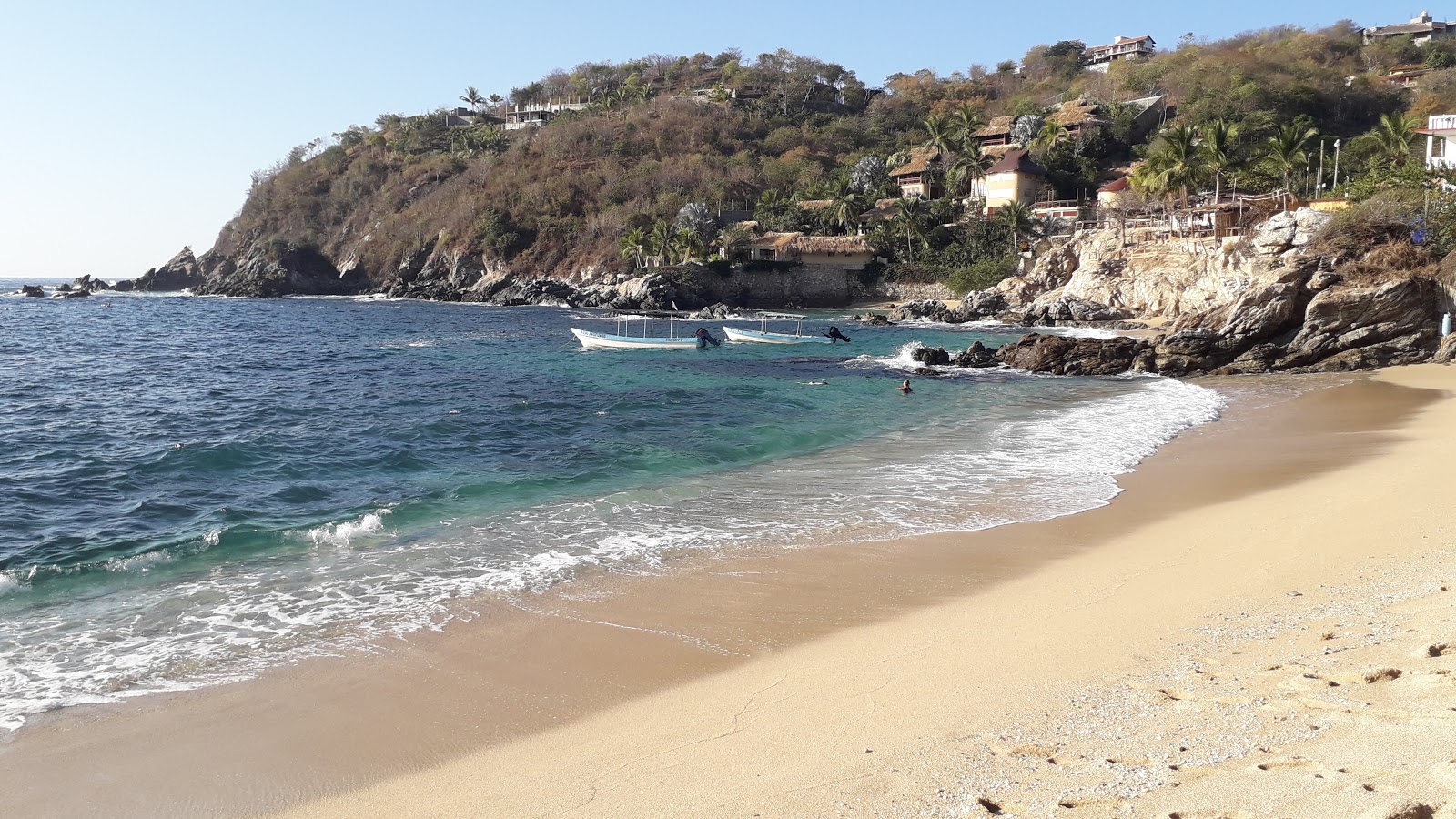 Photo de Playa Estacahuite protégé par des falaises