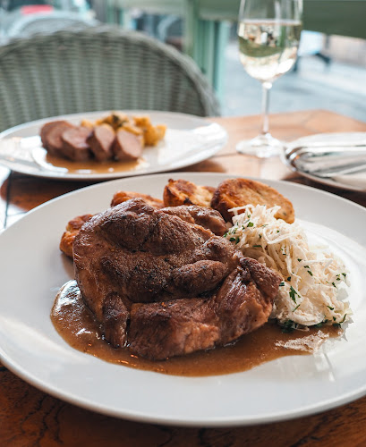 https://restaurantzlatystrom.com/