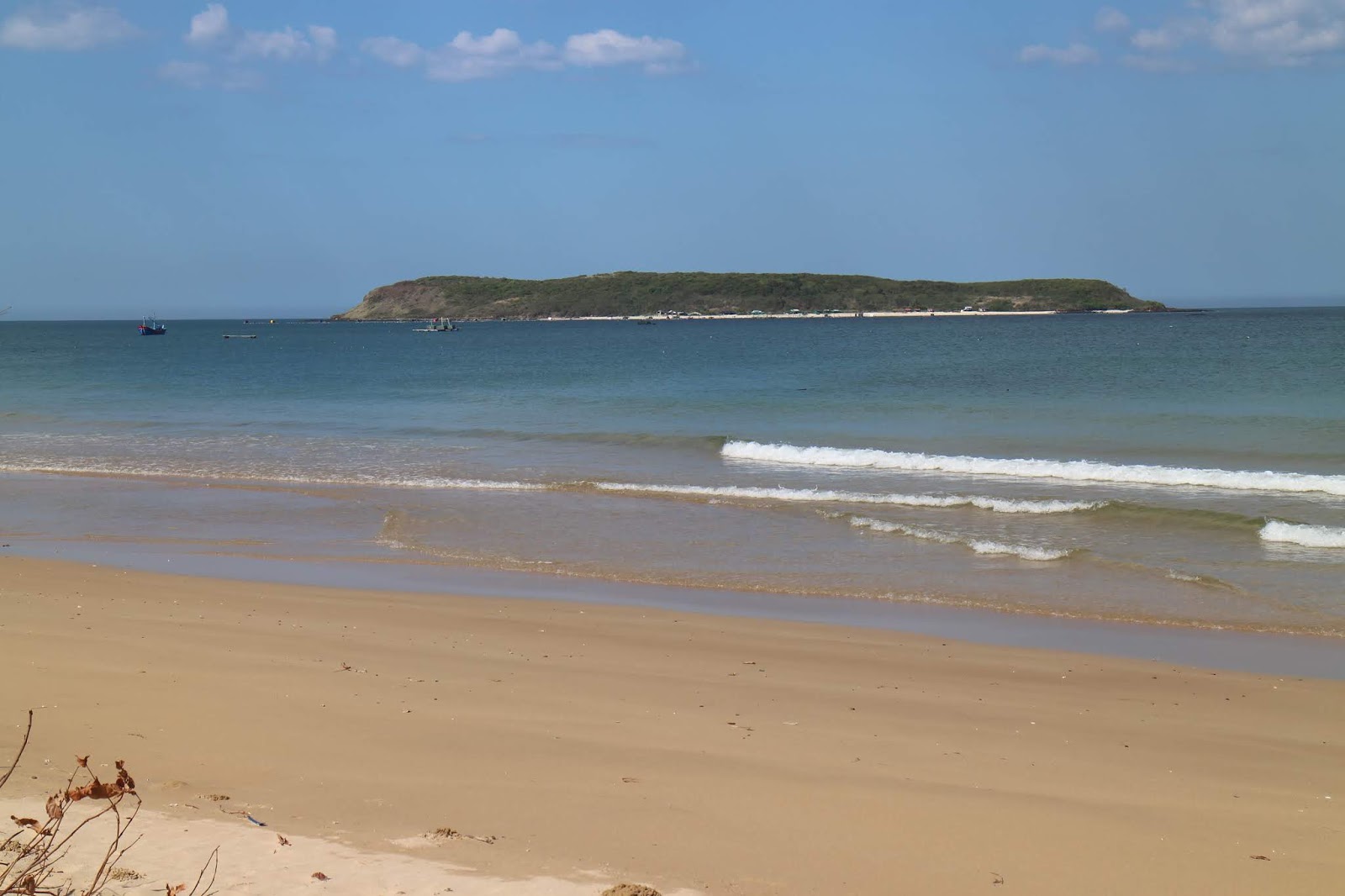 Fotografie cu Hon Chua Beach cu o suprafață de nisip beige și pietre