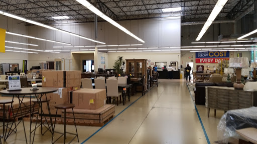 Outlet Store «Rooms To Go Outlet Furniture Store - Grand Prairie», reviews and photos, 2725 TX-360 #100, Grand Prairie, TX 75052, USA