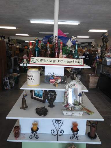 Home Goods Store «Paws & Claws Thrift Store», reviews and photos, 132 E Broad St, Groveland, FL 34736, USA