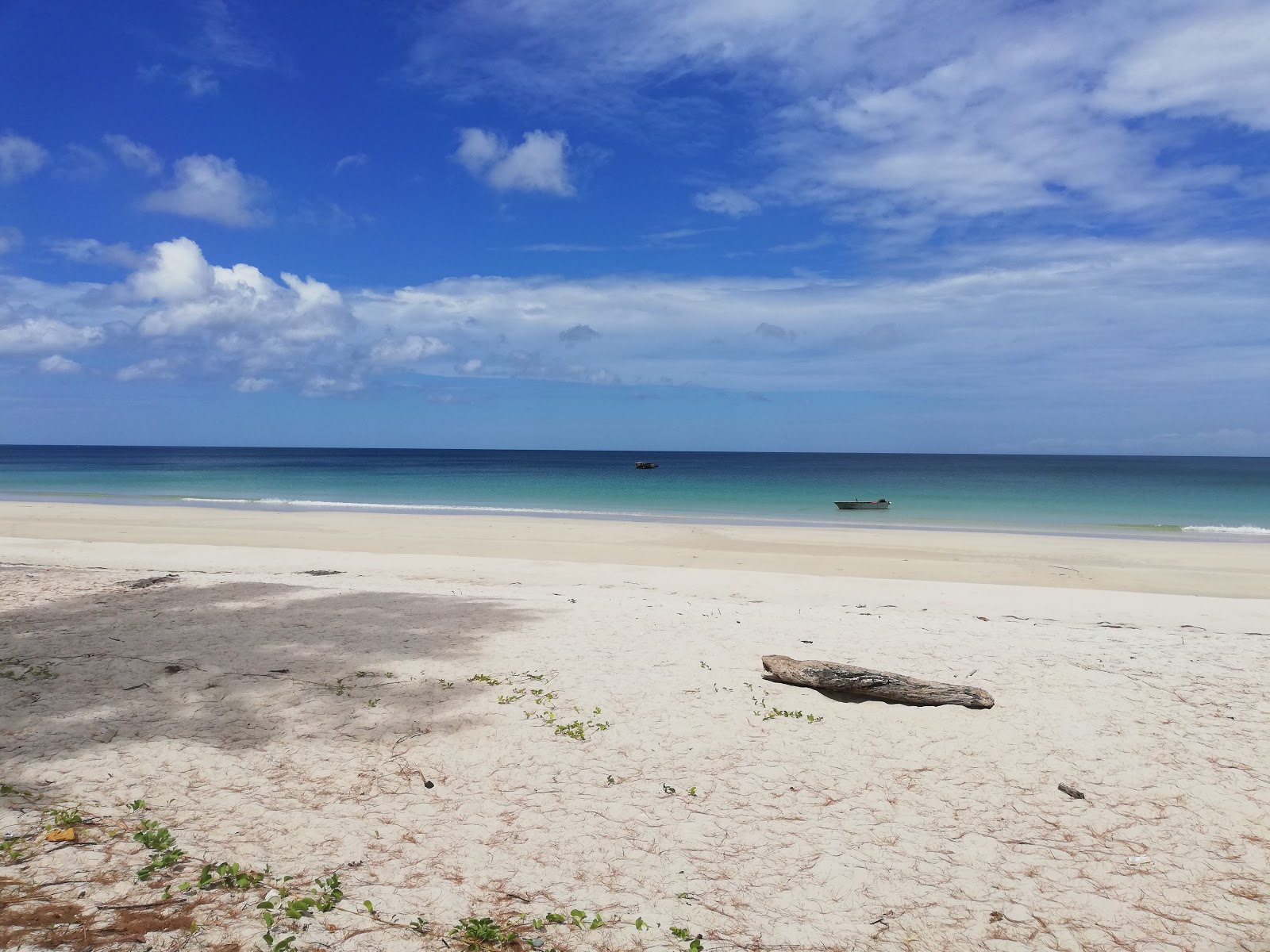 Foto van Kalampunian Beach met gemiddeld niveau van netheid