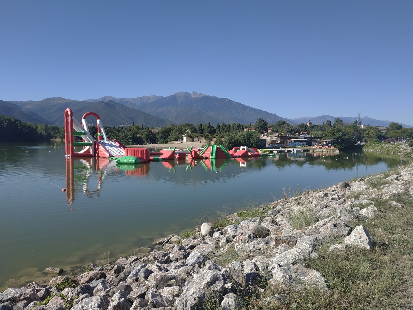 Photo de Escoumes Beach et le règlement