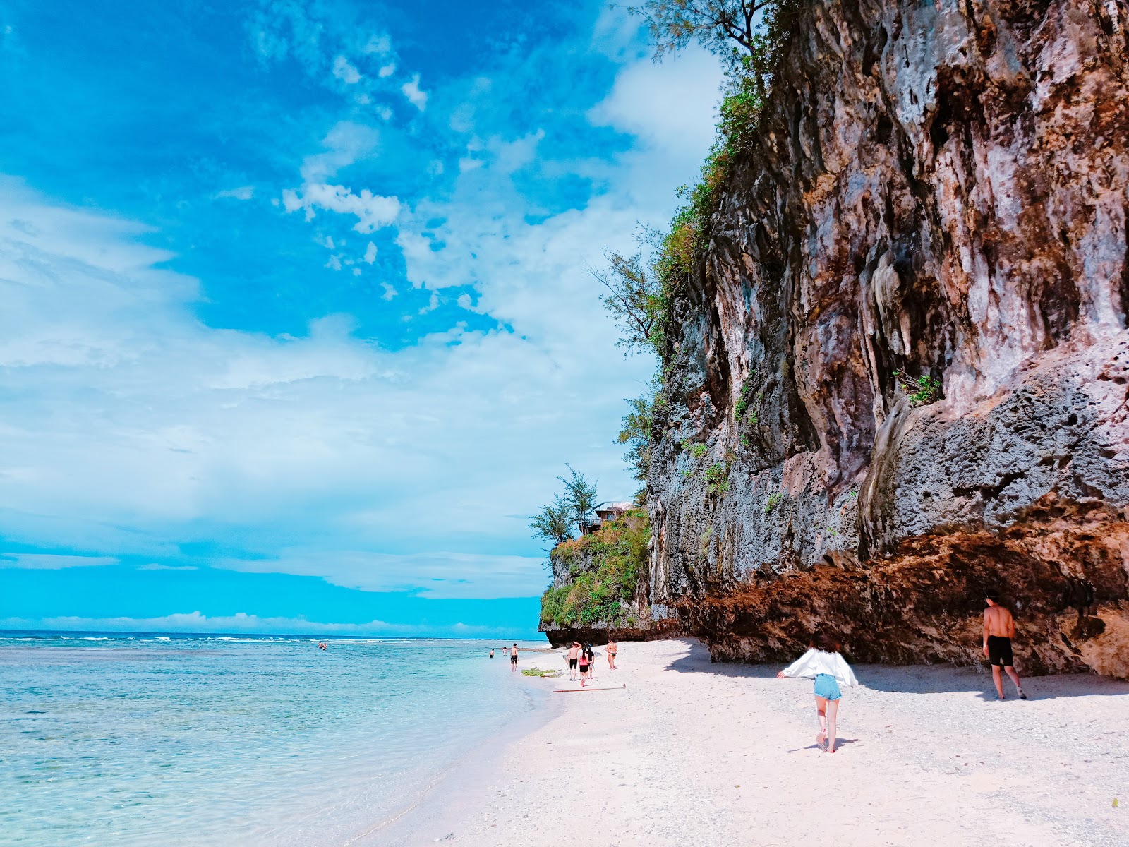 Foto di Guam Star Sand circondato da montagne