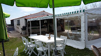 Atmosphère du Restaurant de fruits de mer La cabane du Feneau à La Couarde-sur-Mer - n°18