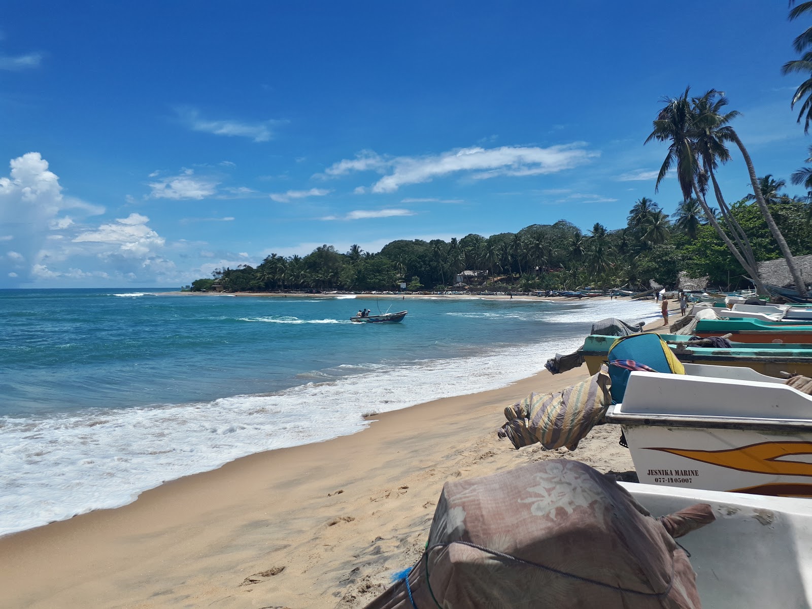 Foto von Arugam Bay Beach und die siedlung