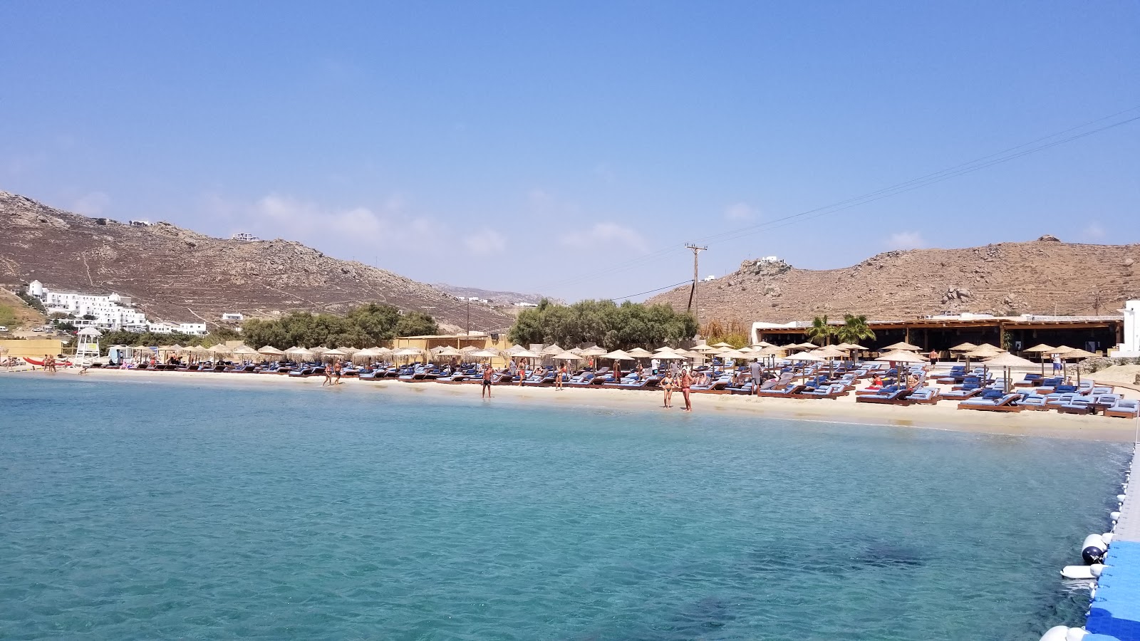 Kalo Livadi Plajı'in fotoğrafı - rahatlamayı sevenler arasında popüler bir yer