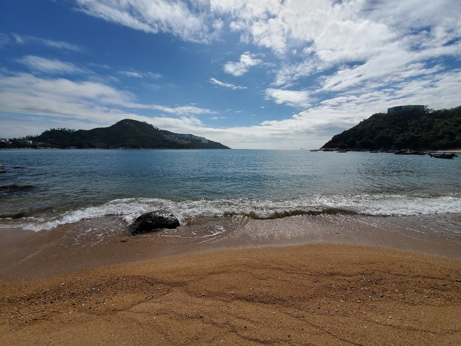 Photo of Stanley Ma Hang Park backed by cliffs