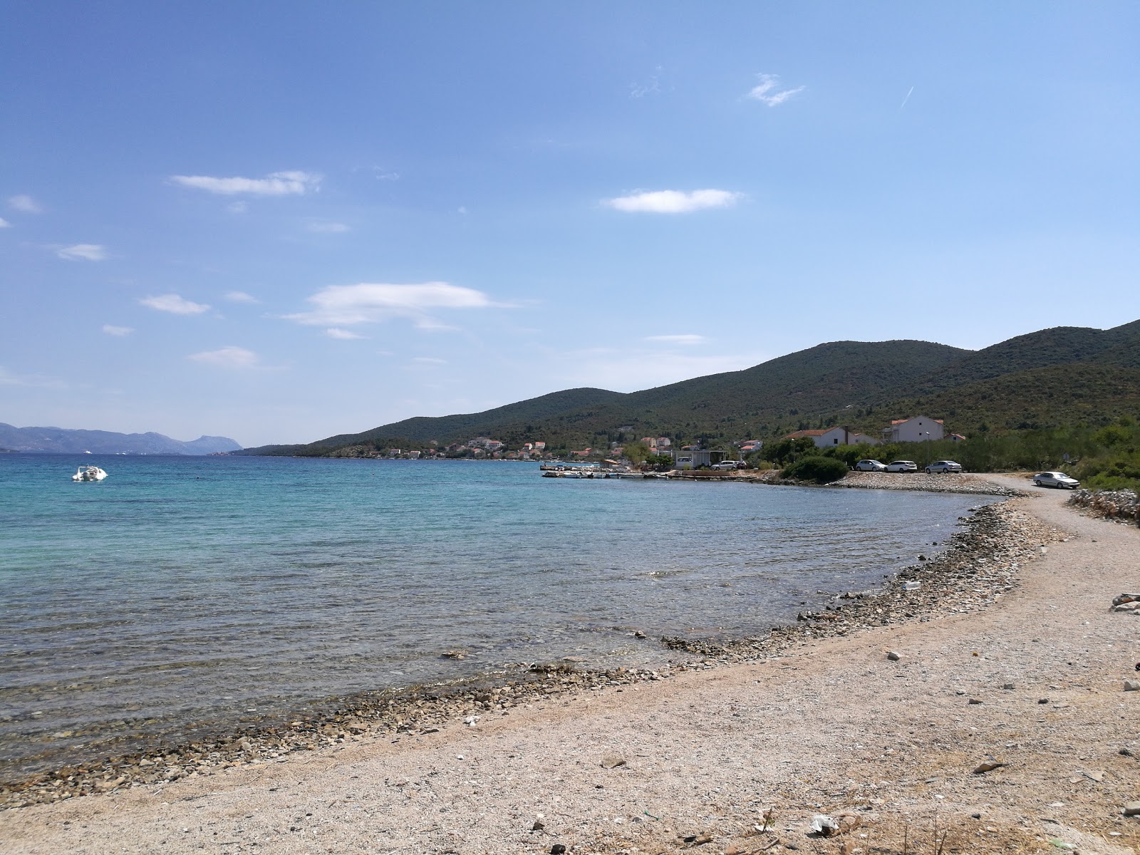 Foto di Kneza beach con una superficie del piccoli ciottoli beige