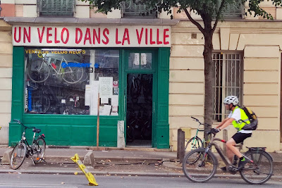 Un vélo dans la ville à Malakoff