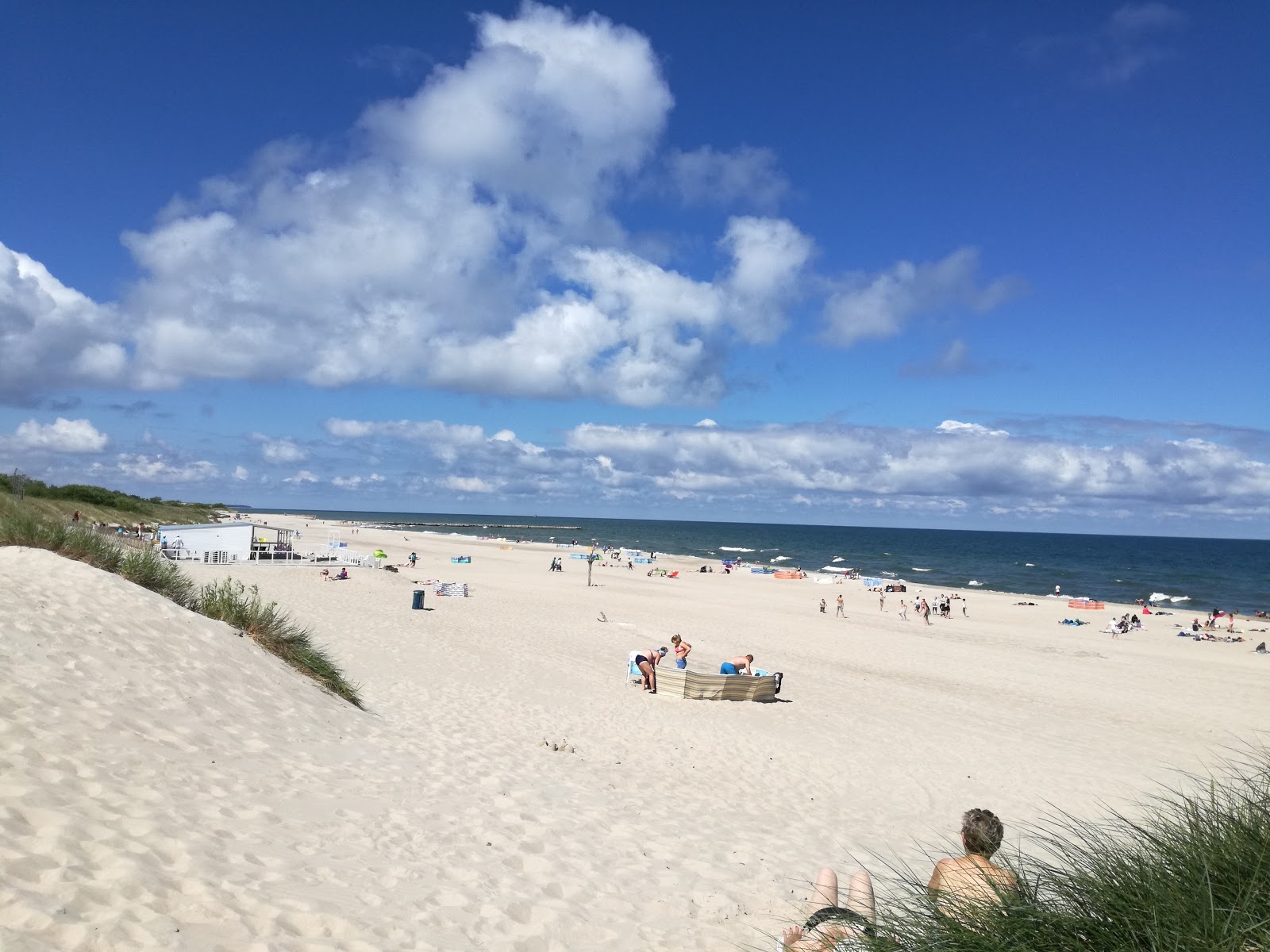 Western Ustka Beach的照片 带有明亮的沙子表面