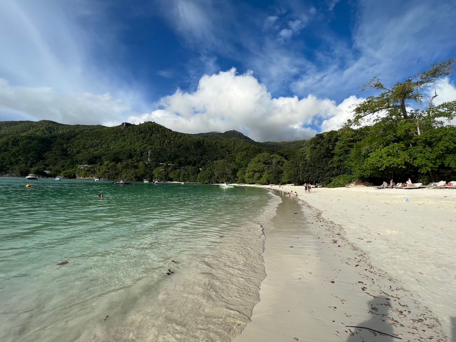 Foto von Port Launay Strand mit geräumige bucht