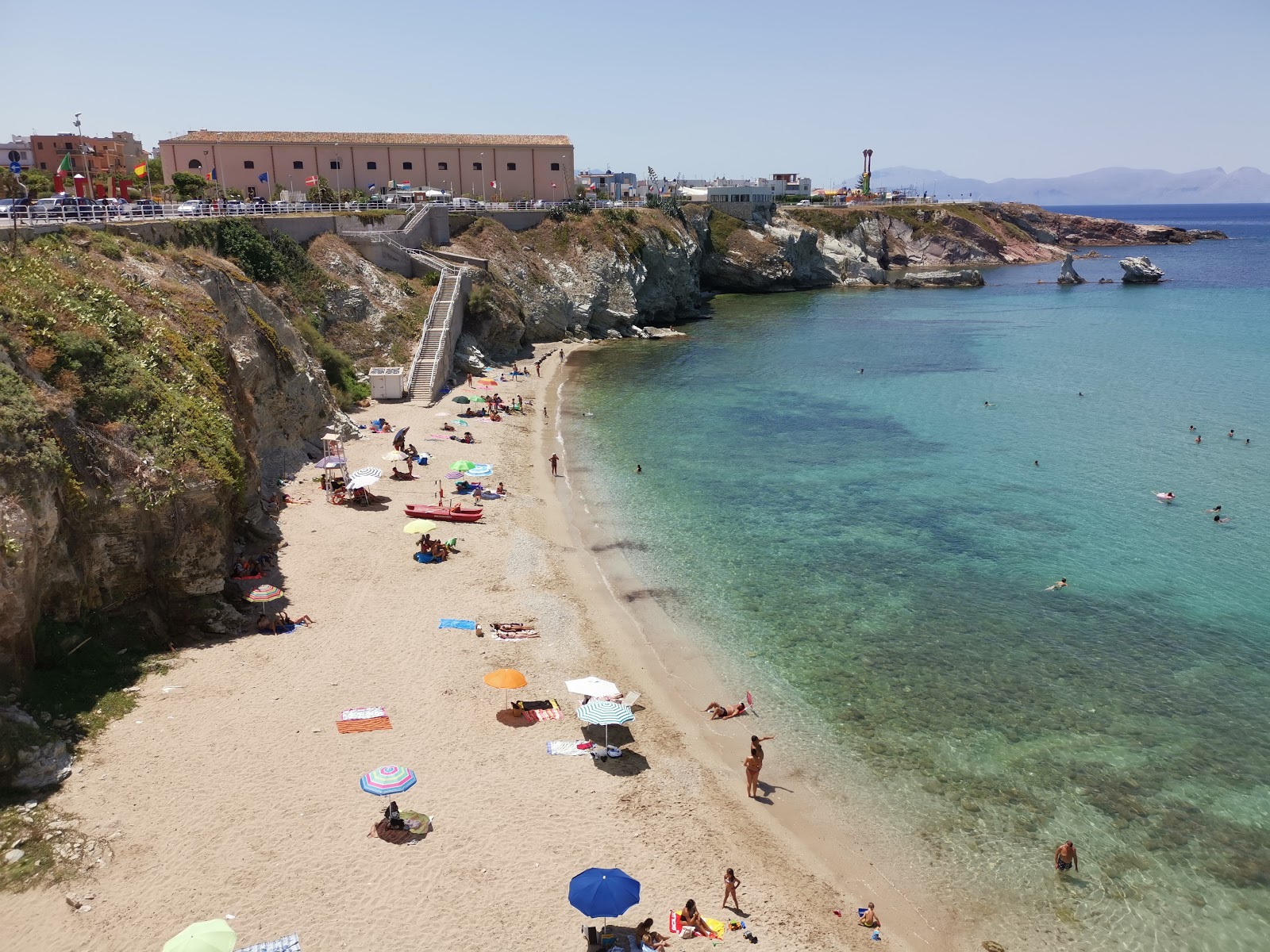 Photo de Spiaggia La Praiola entouré de montagnes