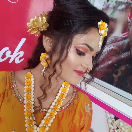New Look Beauty Parlour & Spa - Makeup Artist(Only For Ladies)