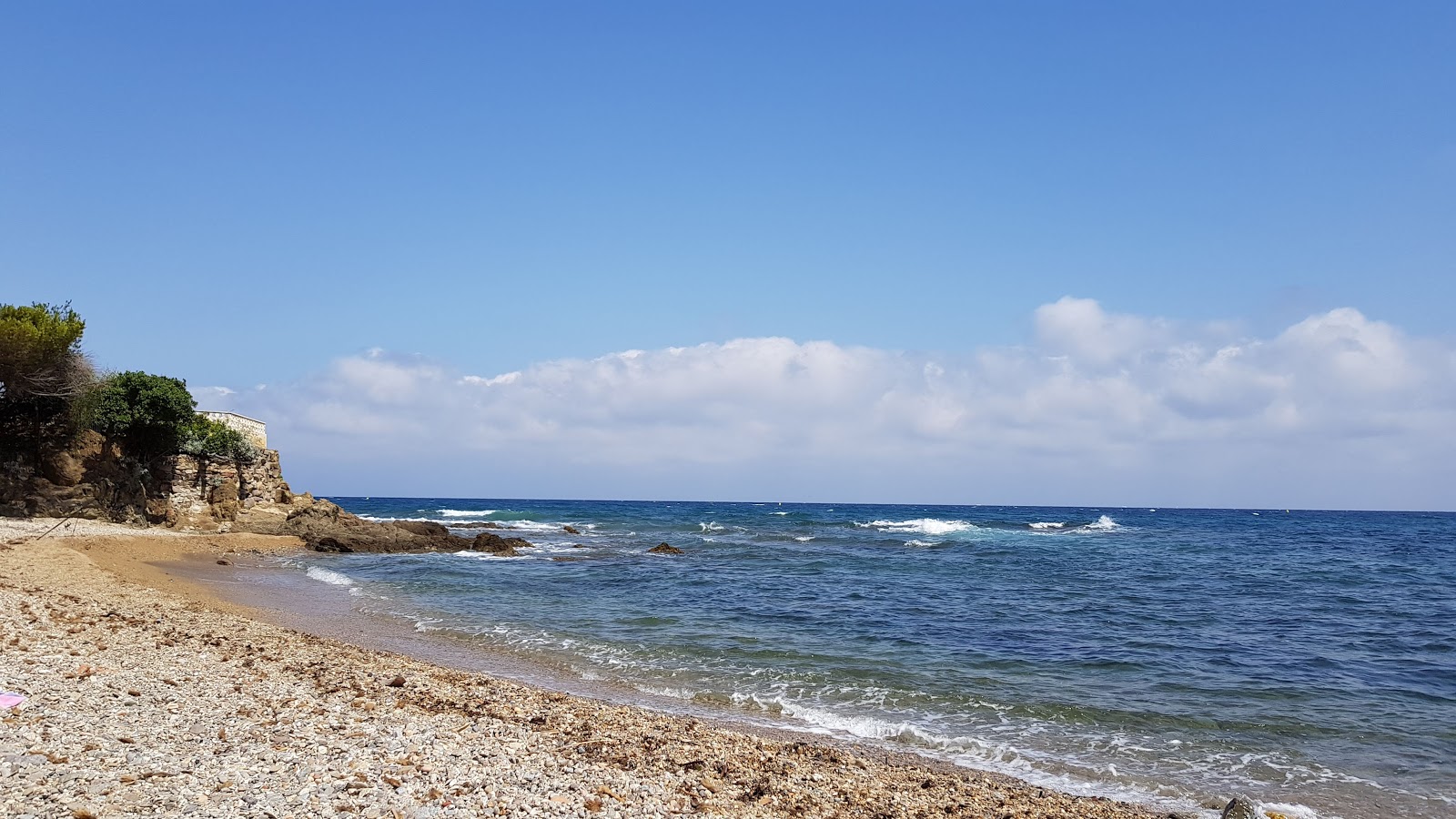 Pebrier beach II的照片 带有碧绿色纯水表面