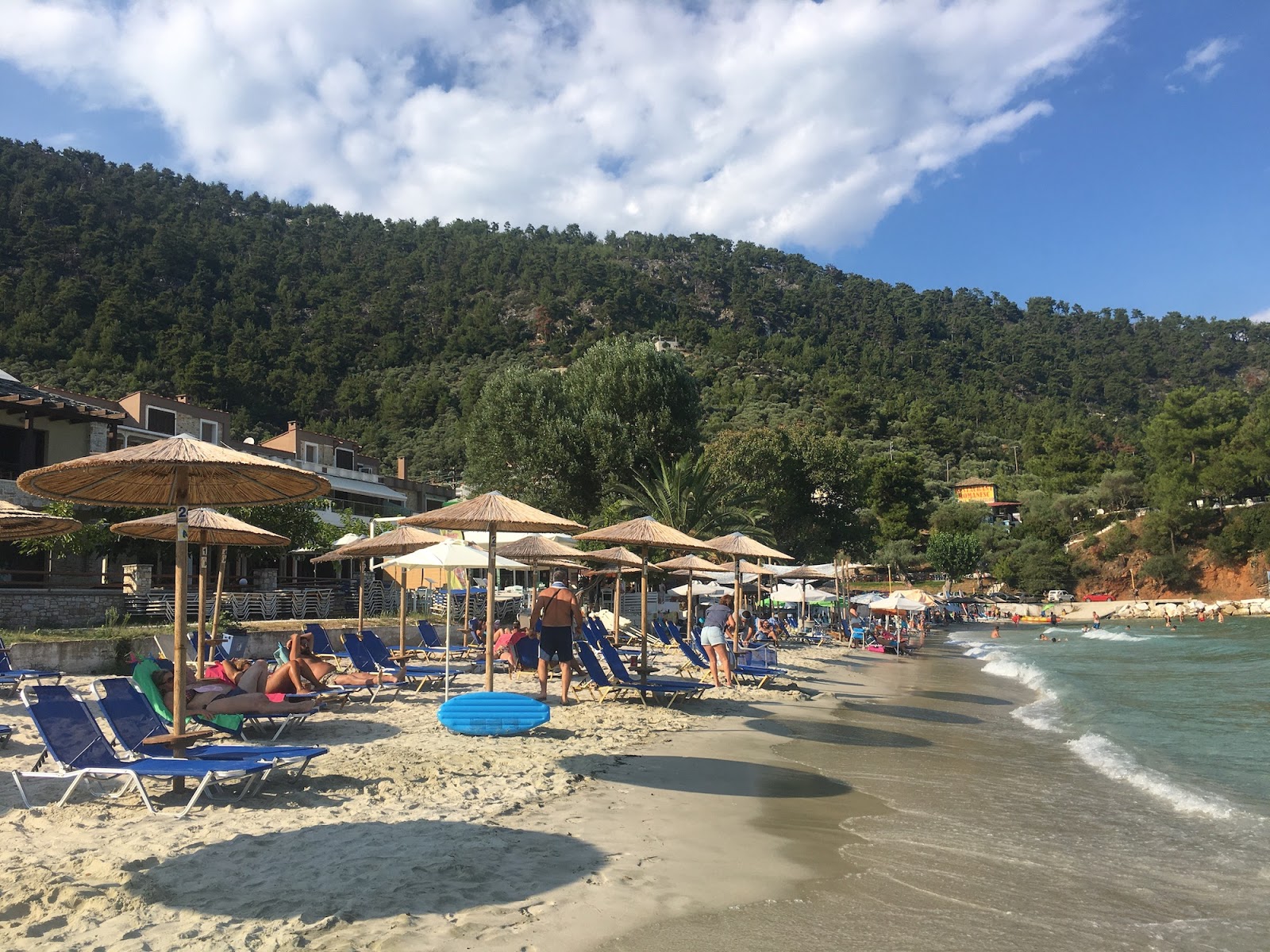 Foto de Golden Sand beach con algo limpia nivel de limpieza