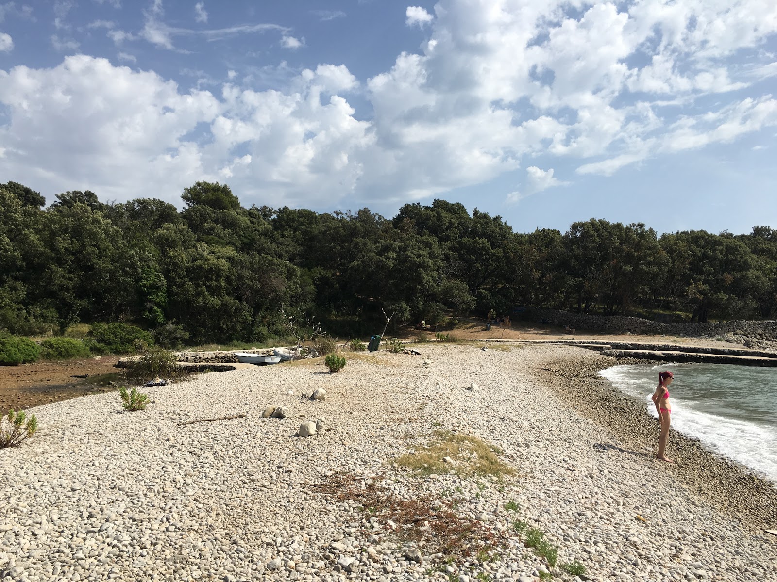 Photo de Slatina Bay avec l'eau cristalline de surface