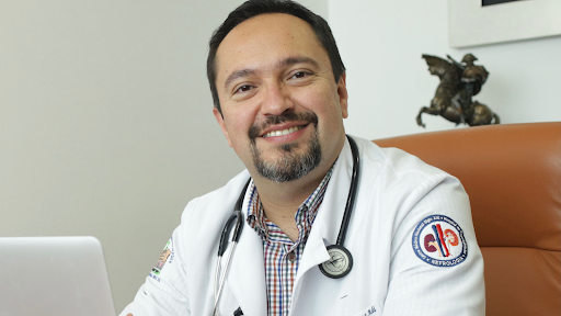 Dr. Raúl Edgar Santacruz Adi. Nefrólogo