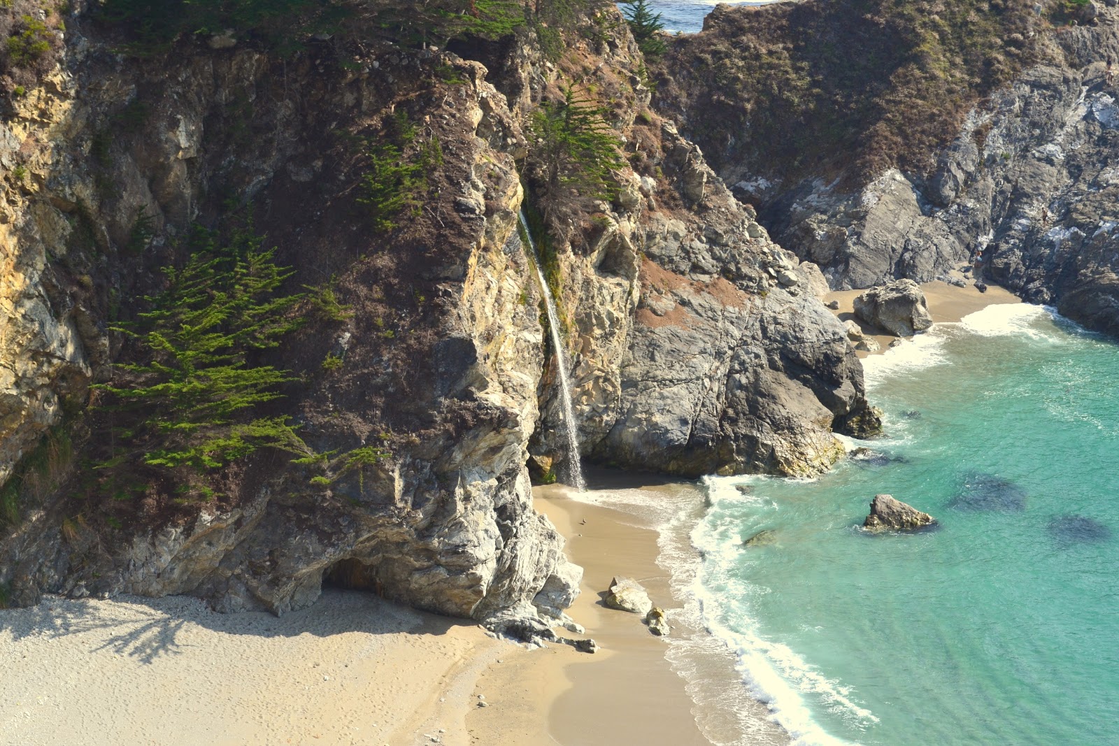 Fotografija McWay Beach z visok stopnjo čistoče